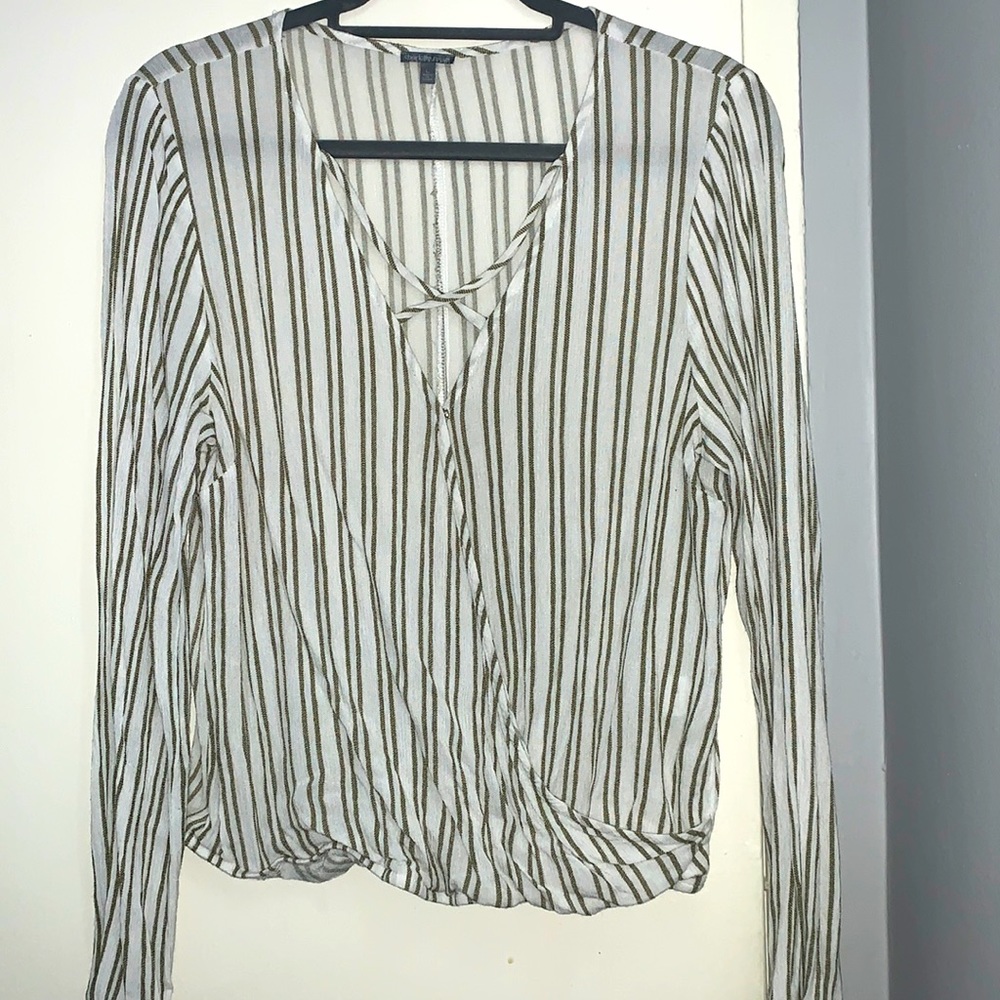 Cropped top green and white shirt